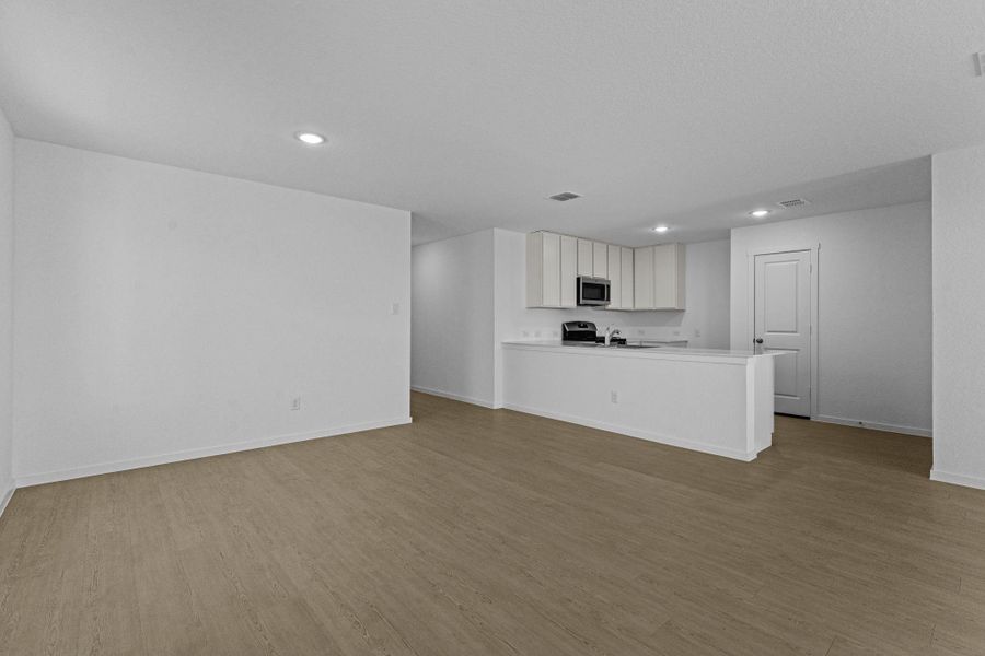 Spacious, unfurnished interior of a new home in Friendship Oaks, Fredericksburg (Image 12).