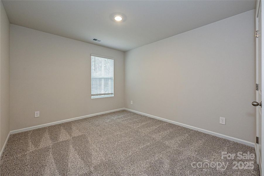 Spacious, unfurnished interior of a new home in Buffalo Ridge, Newton (Image 20).