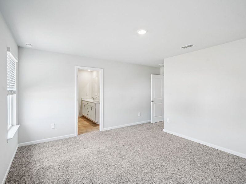 Spacious, unfurnished interior of a new home in Hawthorne Station, College Park (Image 17).