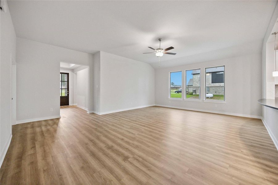 Spacious, unfurnished interior of a new home in Deer Pines, Conroe (Image 11).
