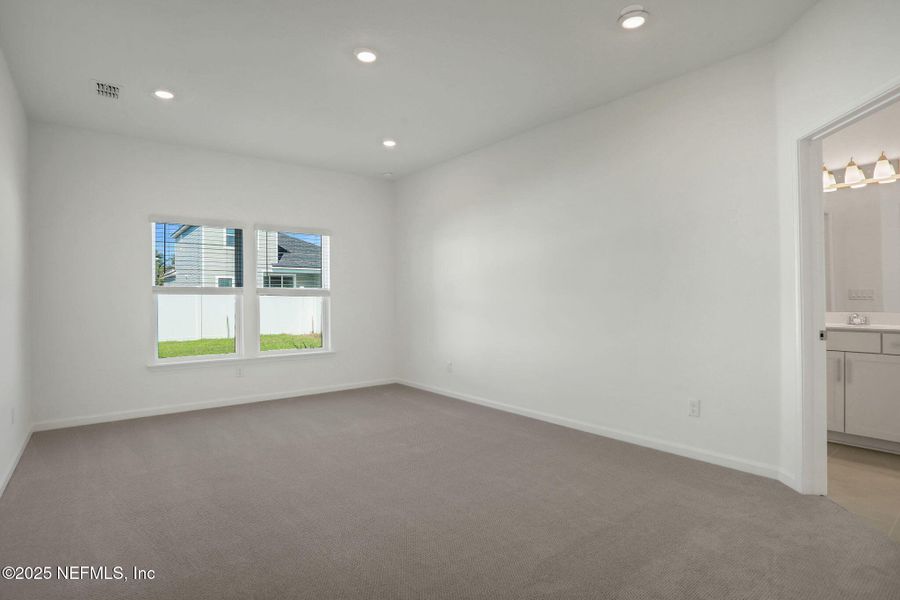 Spacious, unfurnished interior of a new home in Jennings Farm, Middleburg (Image 40).