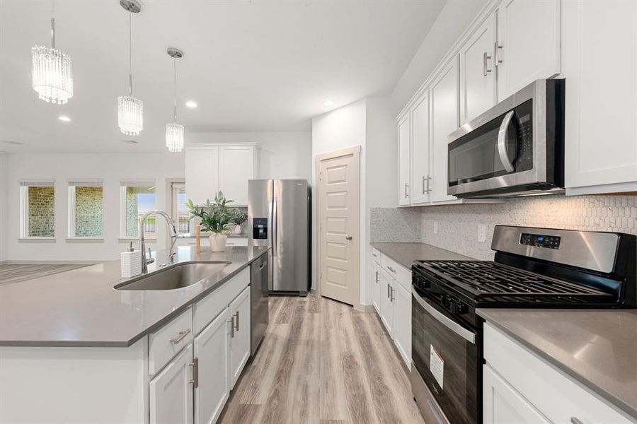 Quick look at the Modern & Bright Kitchen with White Cabinet