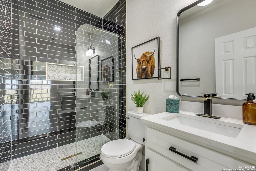 Furnished interior view inside a new home in , Atascosa (Image 8).
