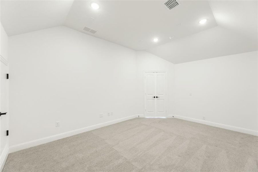 Spacious, unfurnished interior of a new home in Glenbrook, Red Oak (Image 38).