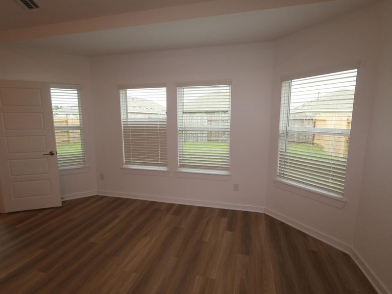 Spacious, unfurnished interior of a new home in Miller's Pond, Rosenberg (Image 25).