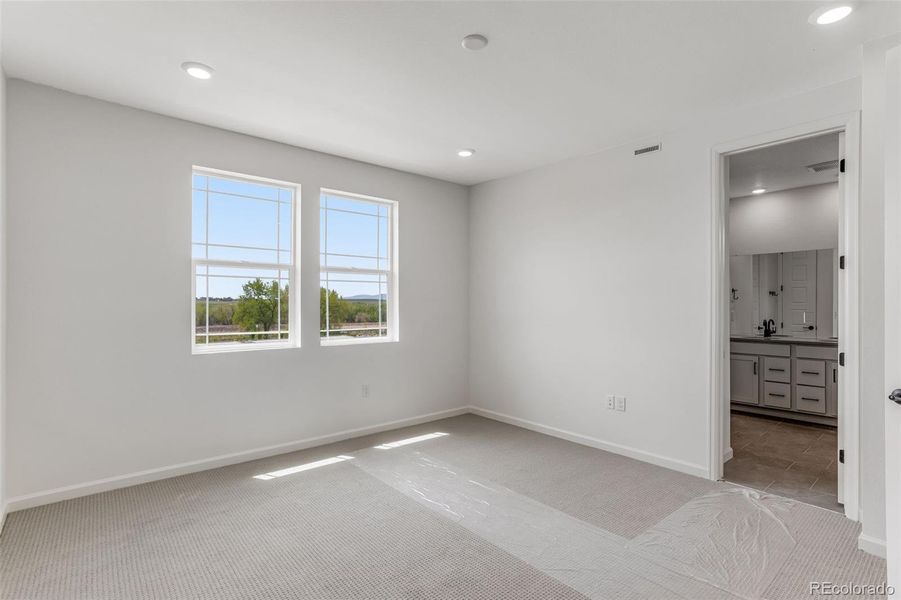 Spacious, unfurnished interior of a new home in Sugar Mill Village, Longmont (Image 11).
