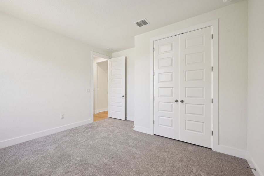 Spacious, unfurnished interior of a new home in Persimmon, Buda (Image 18).