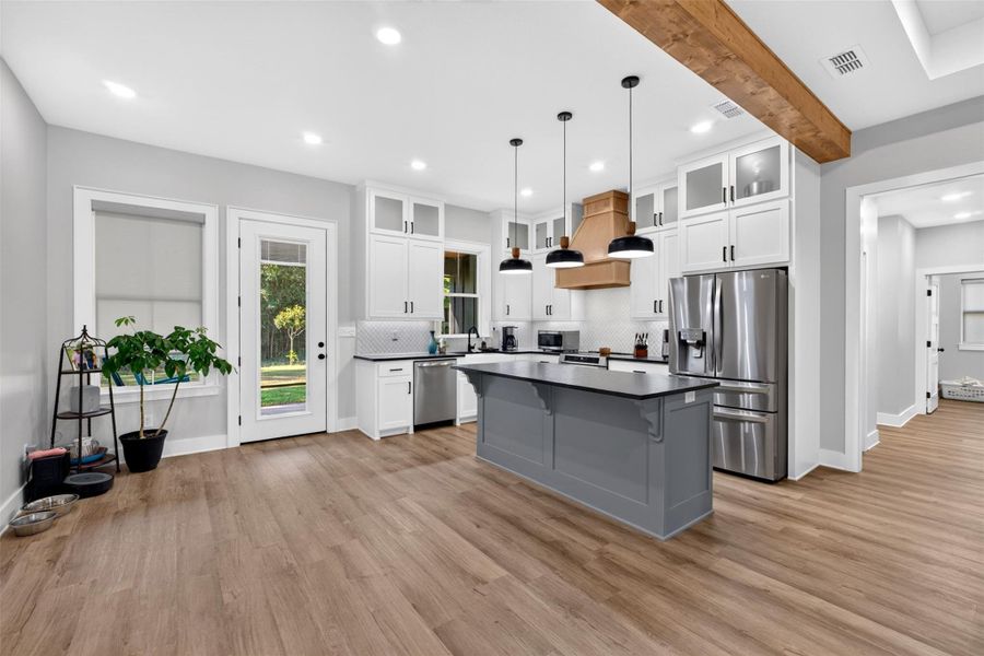 Furnished interior view inside a new home in , Kilgore (Image 11).