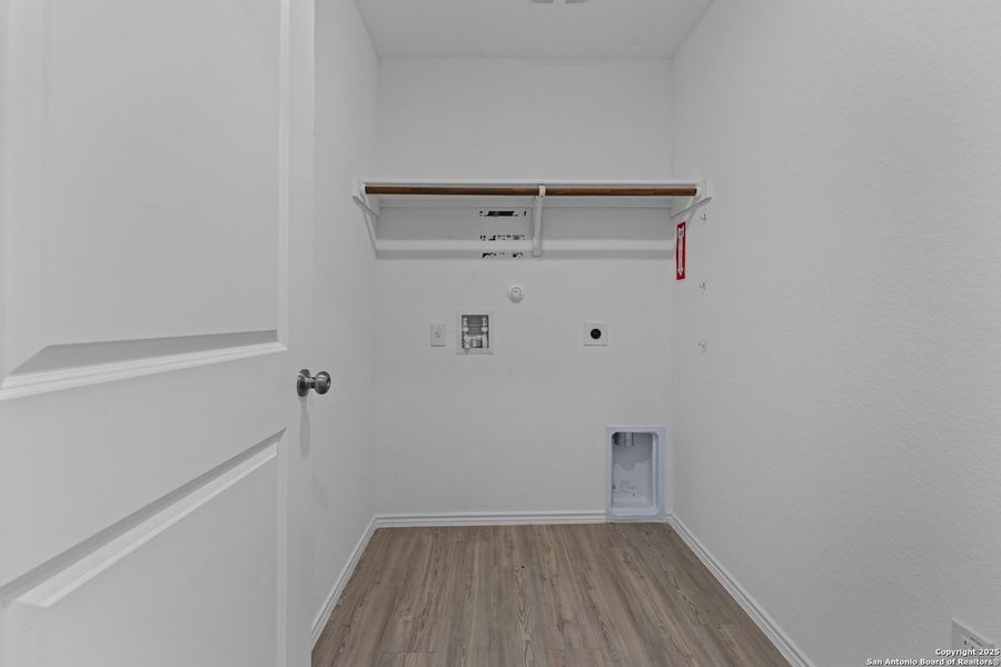 Spacious, unfurnished interior of a new home in Lodi Grove, Floresville (Image 16).