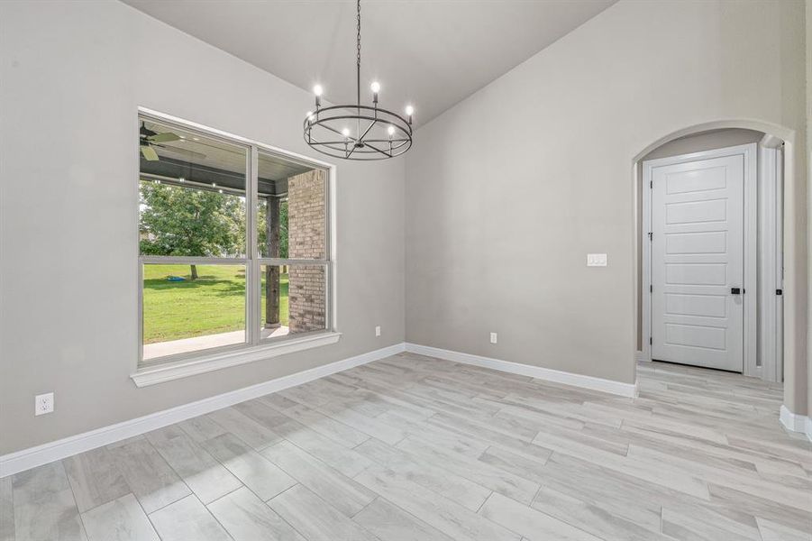 Spacious, unfurnished interior of a new home in Pecan Plantation, Granbury (Image 32).