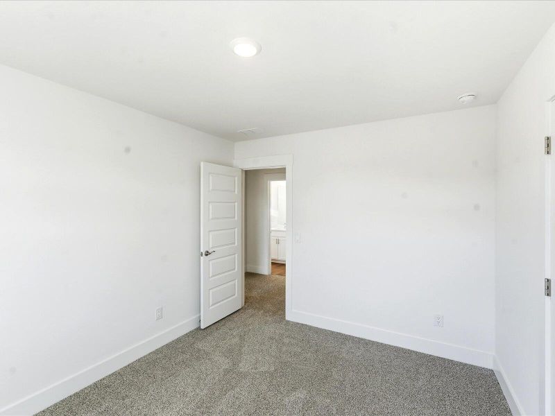 Spacious, unfurnished interior of a new home in The Coves at Lakes of Cane Bay II, Summerville (Image 41).