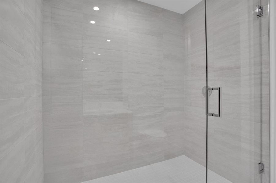 Guest Suite Bath (2)