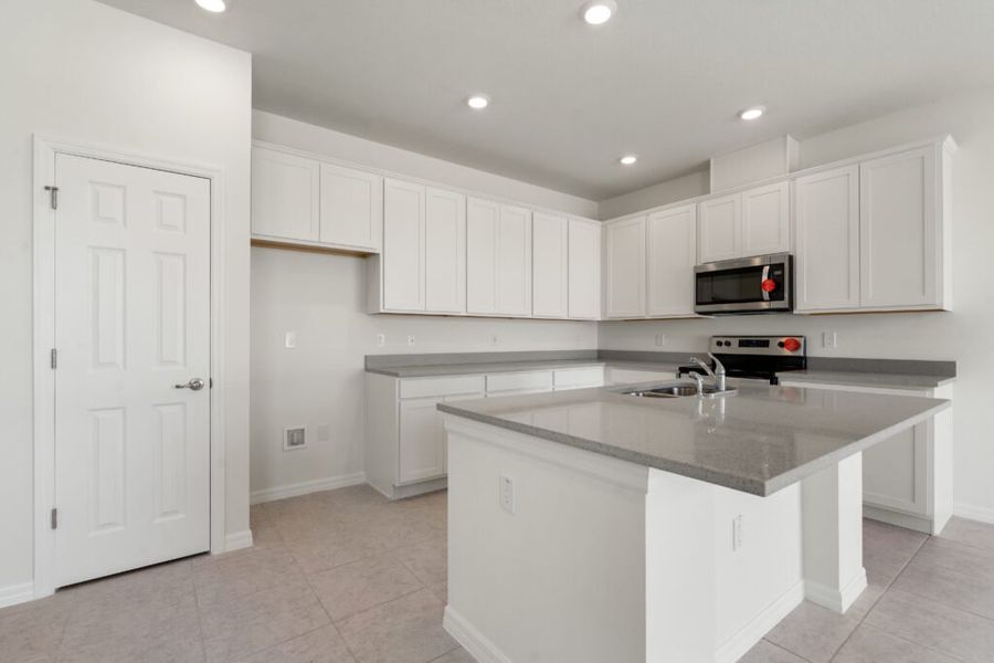 Furnished interior view inside a new home in Eden Hills, Lake Alfred (Image 3).
