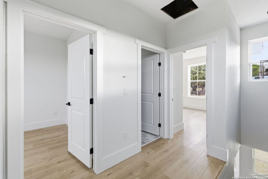 Spacious, unfurnished interior of a new home in , Bandera (Image 15).