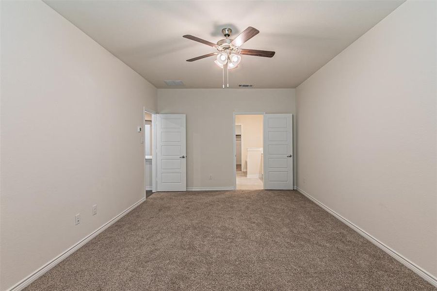 Unfurnished room featuring light carpet and ceiling fan