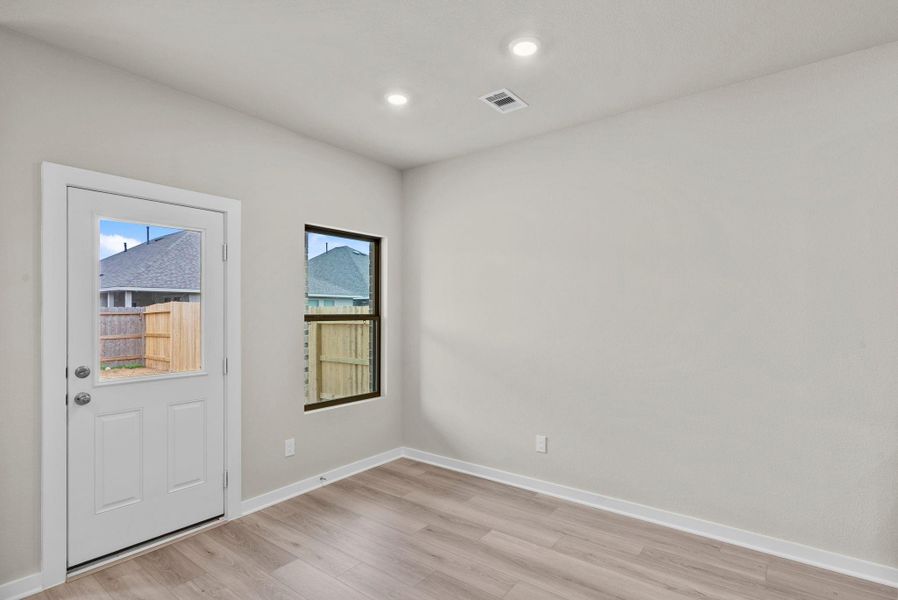 Spacious, unfurnished interior of a new home in Windrose Green 50', Angleton (Image 16).