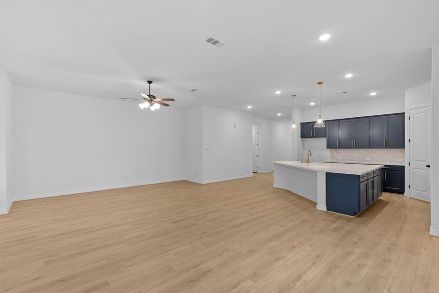 Spacious, unfurnished interior of a new home in Blue Heron Estates, Mont Belvieu (Image 11).