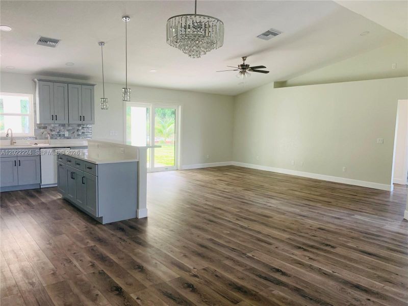 Spacious, unfurnished interior of a new home in , Lake Placid (Image 22).