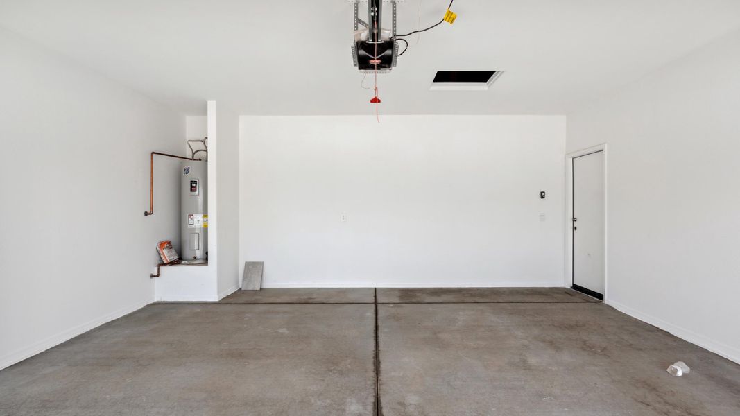 Spacious, unfurnished interior of a new home in Quail Ranch, San Tan Valley (Image 24).