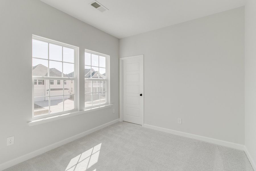 Spacious, unfurnished interior of a new home in Hendrix Farms, Lexington (Image 38).