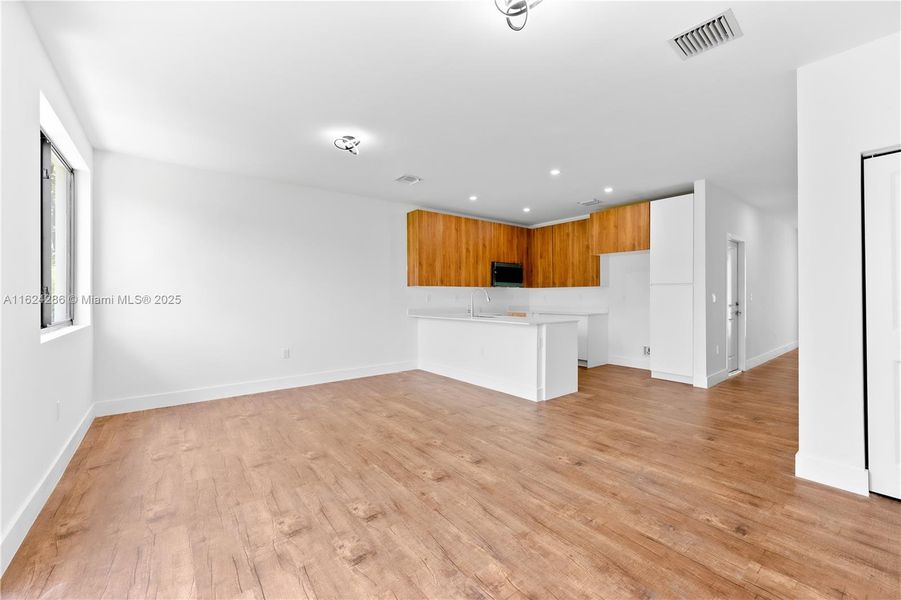 Spacious, unfurnished interior of a new home in , Florida City (Image 38).
