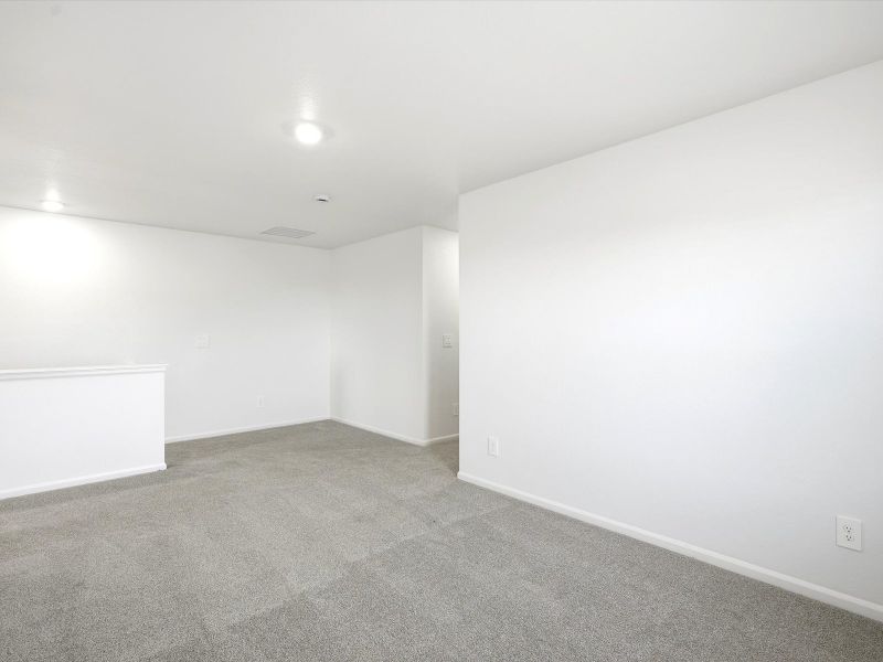 Spacious, unfurnished interior of a new home in Skyview at High Point, Aurora (Image 12).