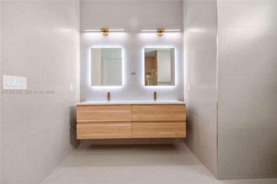 Furnished interior view inside a new home in , Cape Coral (Image 31).