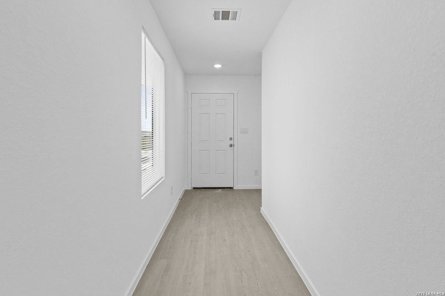 Spacious, unfurnished interior of a new home in Spring Grove, St. Hedwig (Image 18).