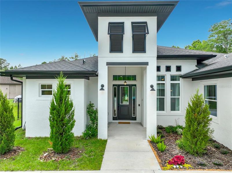 Exterior details and patio area of a home in , Orlando (Image 25).