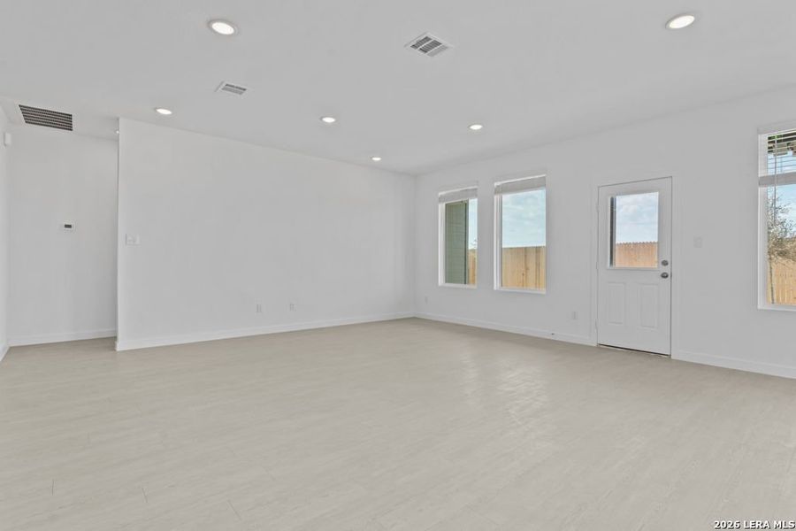Spacious, unfurnished interior of a new home in Grace Gardens, San Antonio (Image 27). Spacious, unfurnished interior of a new home in Grace Gardens, San Antonio (Image 27).