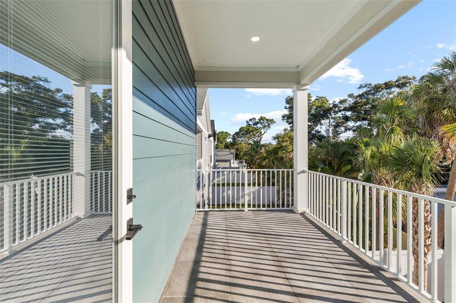 Exterior details and patio area of a home in , St. Petersburg (Image 30).