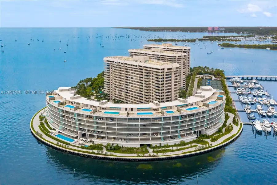 Condo located in Miami, FL showcasing its design and architecture (Image 3).