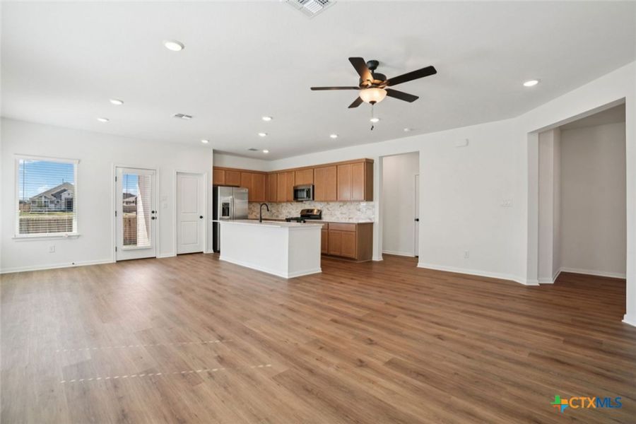 Spacious, unfurnished interior of a new home in Village at Three Oaks, Seguin (Image 16).