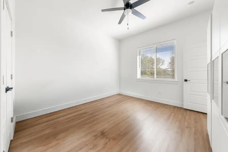 Spacious, unfurnished interior of a new home in East Grove Condominiums, Austin (Image 12).