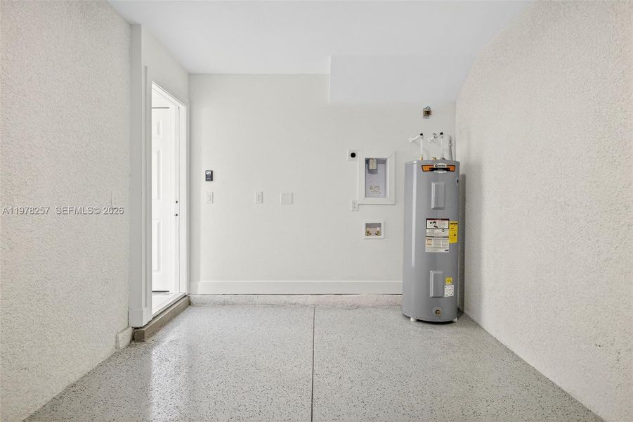 Spacious, unfurnished interior of a new home in , Lehigh Acres (Image 24).