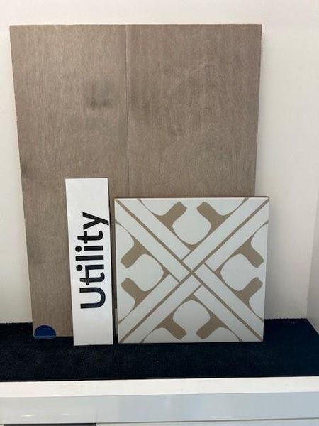 Playful floor ptile in washing and drying room