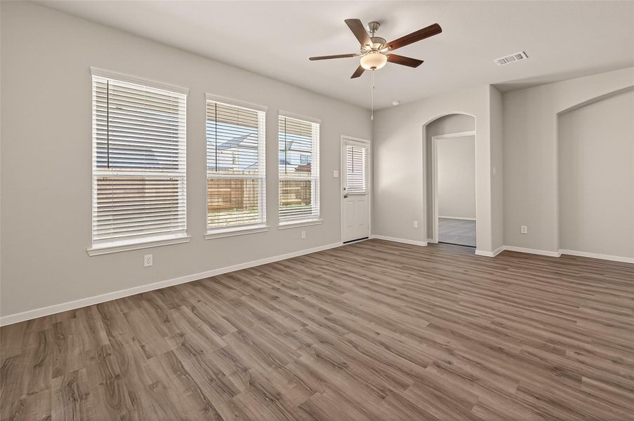 Spacious, unfurnished interior of a new home in Lago Mar, Texas City (Image 20). Spacious, unfurnished interior of a new home in Lago Mar, Texas City (Image 20).