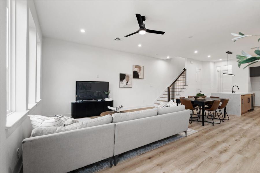 High ceilings and cornerwindows amplify natural light,enhancing a sense of opennessand calm.