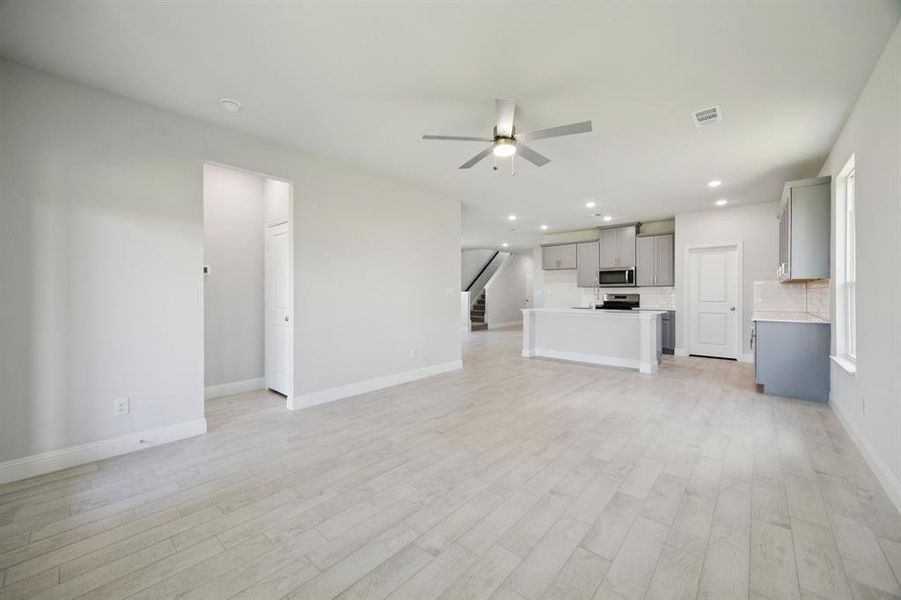Spacious, unfurnished interior of a new home in Santorini, Seagoville (Image 12).
