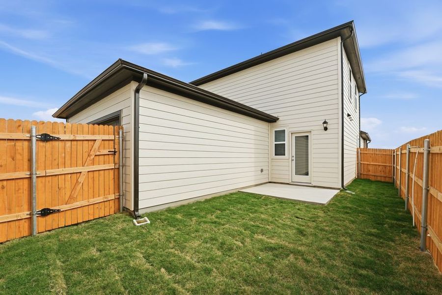 Exterior details and patio area of a home in Longview, Del Valle (Image 3).