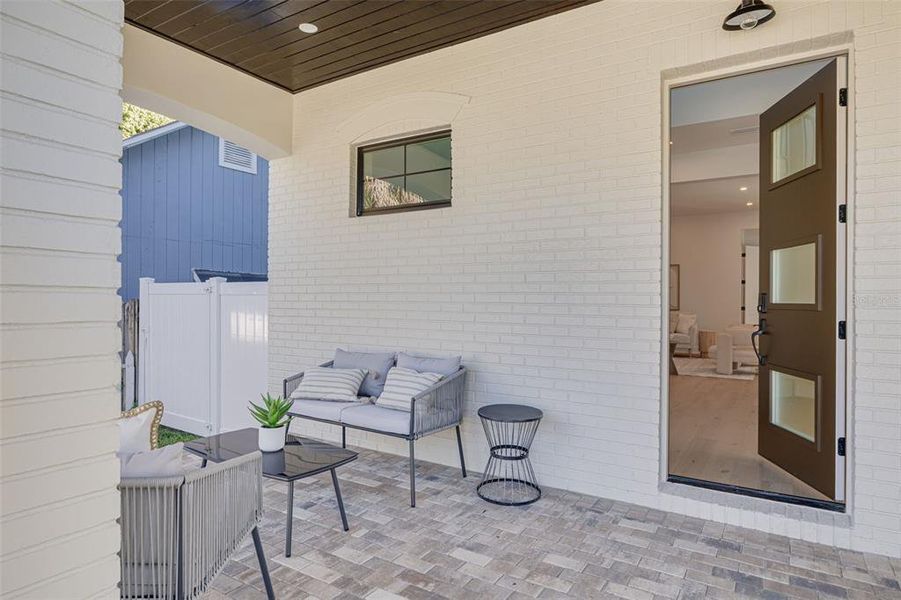 Exterior details and patio area of a home in , St. Petersburg (Image 33).