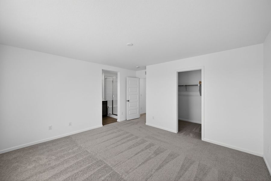 Spacious, unfurnished interior of a new home in Sky Ranch, Aurora (Image 12).