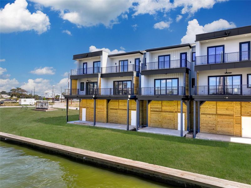Front exterior of a home in the Lago Pointe community, located in Seabrook, TX (Image 9).