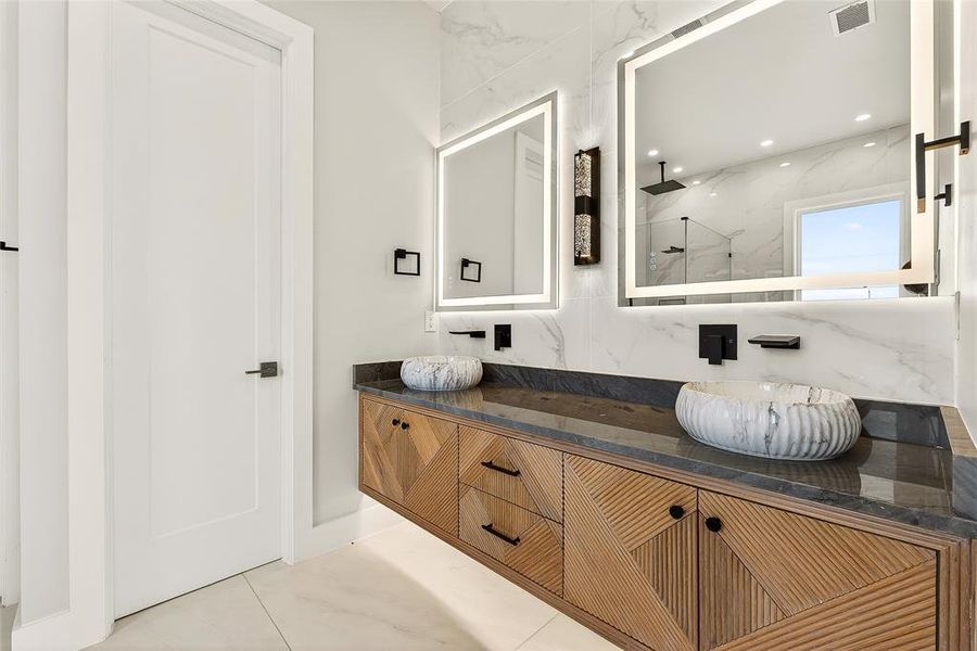 Furnished interior view inside a new home in , Richardson (Image 10).