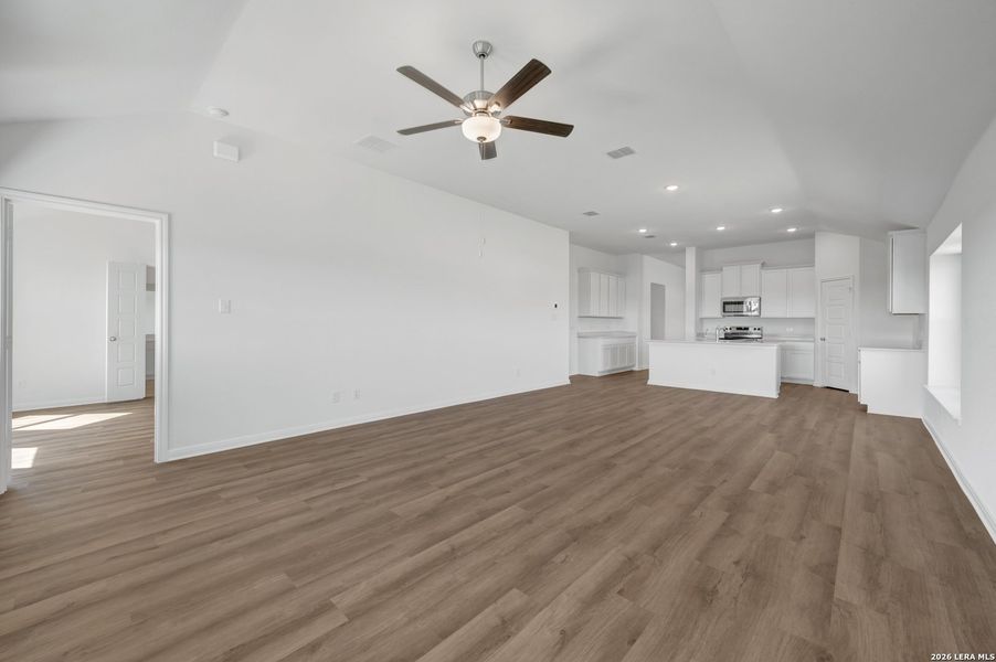 Spacious, unfurnished interior of a new home in Greenspoint Heights, Seguin (Image 30).