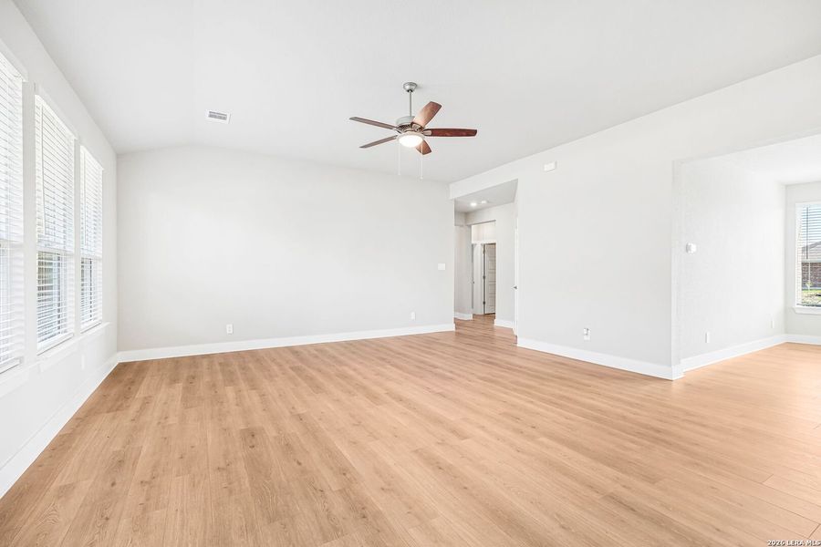 Spacious, unfurnished interior of a new home in Carmel Ranch, Schertz (Image 39).