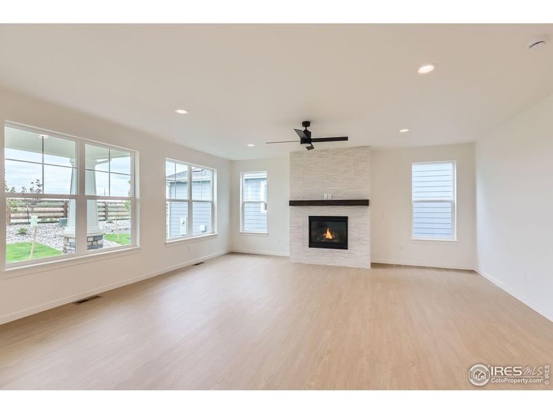 Spacious, unfurnished interior of a new home in Barefoot Lakes, Longmont (Image 21).