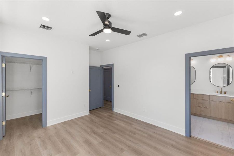 Spacious, unfurnished interior of a new home in , St. Petersburg (Image 19).