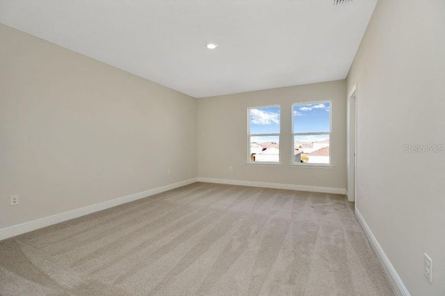 Spacious, unfurnished interior of a new home in Mangrove Manor, Apollo Beach (Image 19).