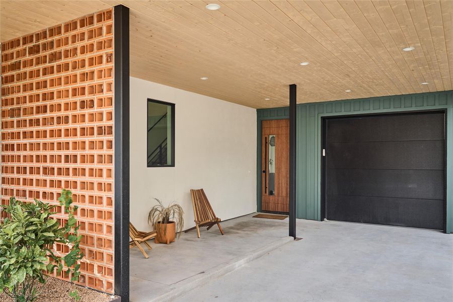 Entrance with clay breezeway block screen